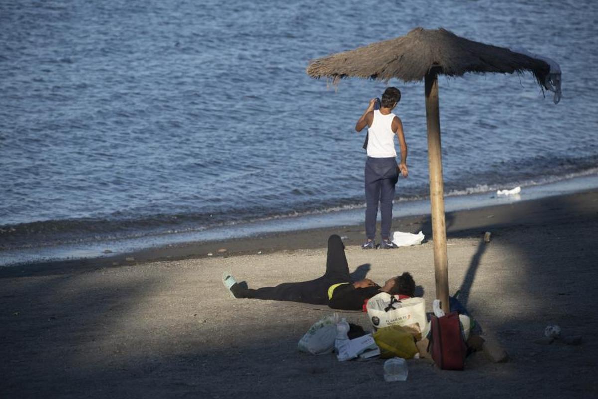 Deux migrants, sur la plage d'El Trampolín à Ceuta.