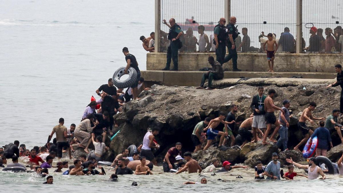 Miles de jóvenes marroquíes llegaron a la frontera entre Castillejos (Marruecos) y Ceuta para tratar de cruzar la valla que separa las dos ciudades, según pudo comprobar EFE.