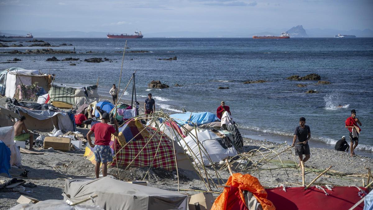 Migrantes en campamentos improvisados en una playa en Ceuta.