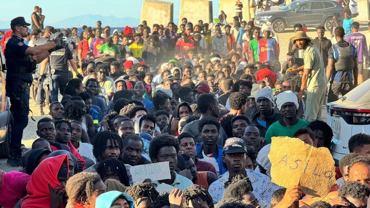 Cerca de 2.000 migrantes permanecen en la playa del Trampolín en Ceuta