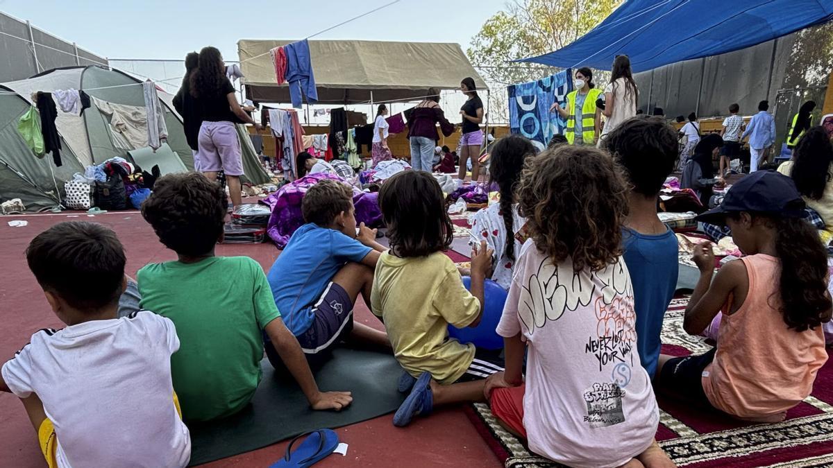 Niños y niñas de corta edad en un campamento para migrantes en Ceuta.