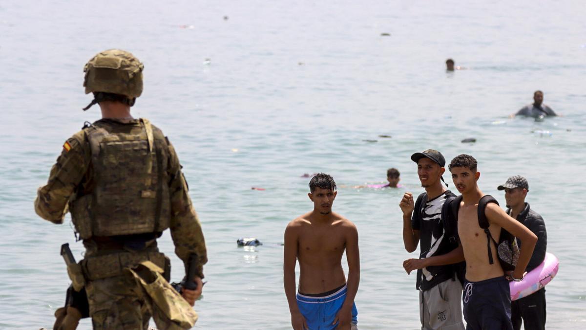 Varios migrantes en la costa española de Ceuta, el pasado viernes.