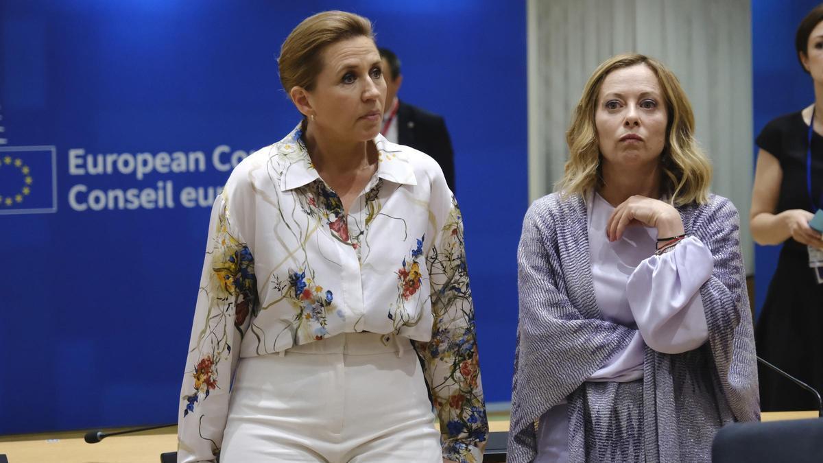 Las primeras ministras de Italia, Giorgia Meloni, y de Dinamarca, Mette Frederiksen, en una reunión del Consejo Europeo en Bruselas.