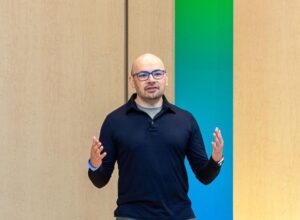 Google réorganise la direction du domaine de l&rsquo;IA : place Demis Hassabis dans un nouveau rôle après le départ de Jeff Dean