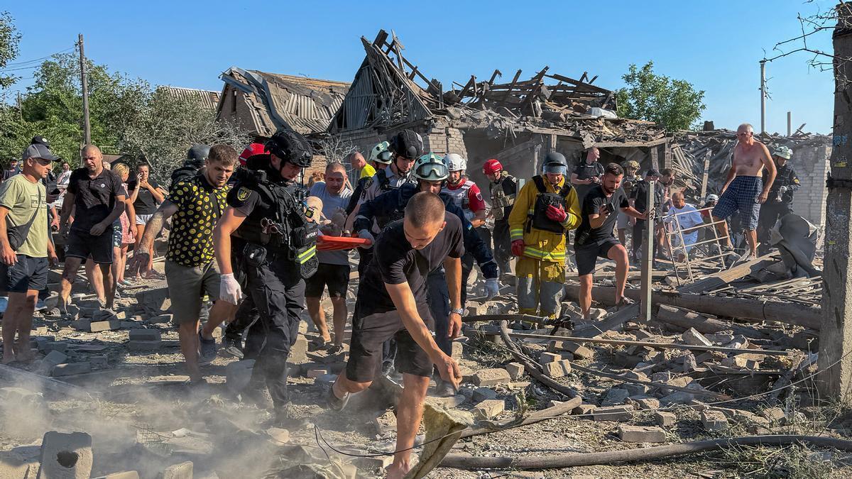 Rusia ataca varias viviendas e instalaciones en Ucrania, entre ella una escuela en Jersón