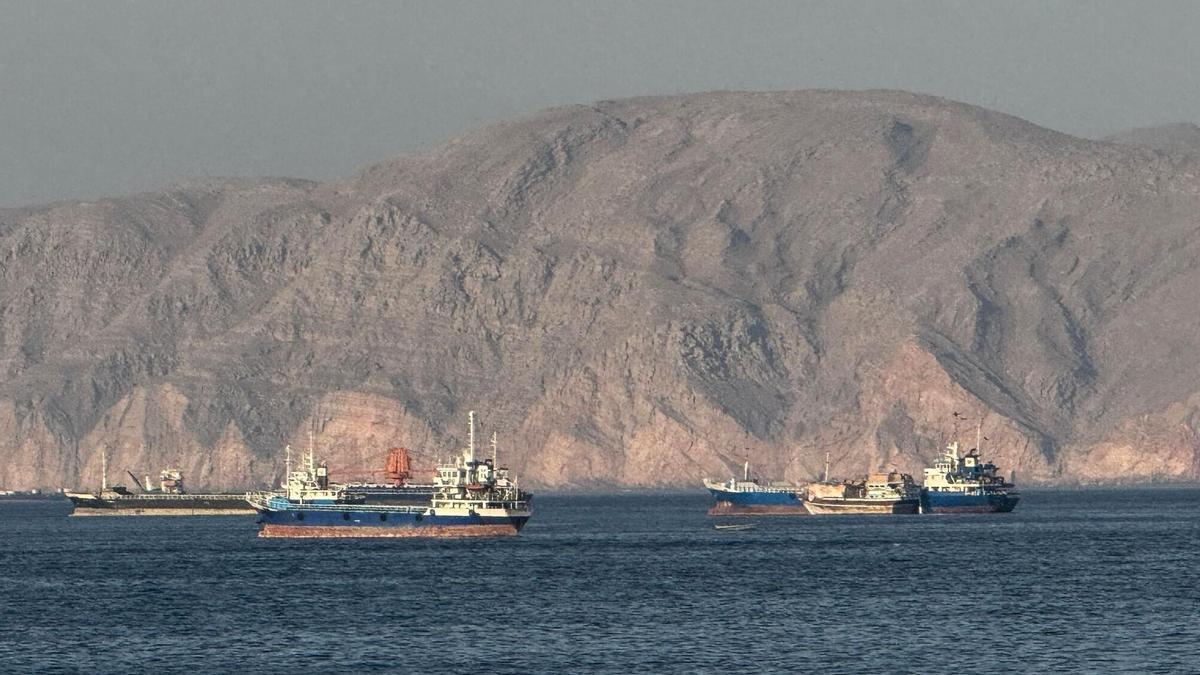 Buques anclados en el estrecho de Ormuz frente a la ciudad de Khasab, en Omán.