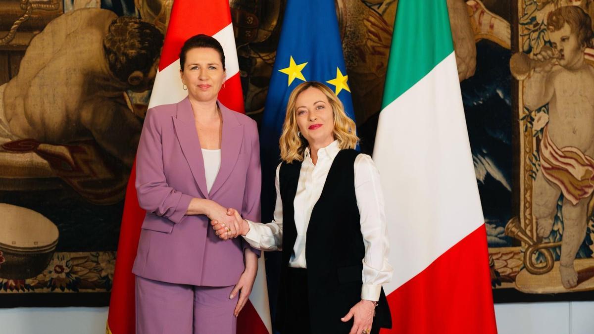La primera ministra danesa, Mette Frederiksen, y su homóloga italiana, Giorgia Meloni, en una reunión en marzo de 2025 en Roma.