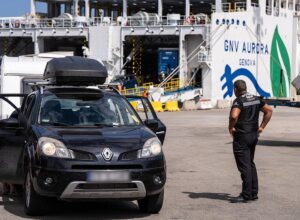 La police étend les contrôles à tous les ports et aéroports espagnols où arrivent les voyageurs en provenance d&rsquo;Italie