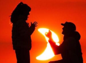La proposition d&rsquo;une main au milieu de l&rsquo;éclipse solaire qui a étonné les réseaux