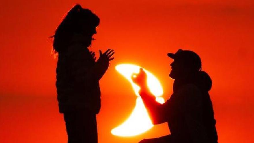 Captura de pantalla del vídeo de la pedida de matrimonio en pleno eclipse solar publicado en las redes sociales.