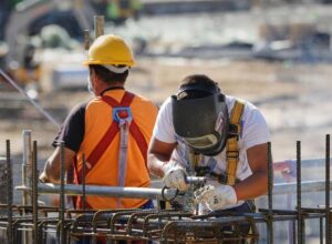 La régularisation porte l’emploi à un niveau record de 22,5 millions tandis que le chômage augmente en juillet