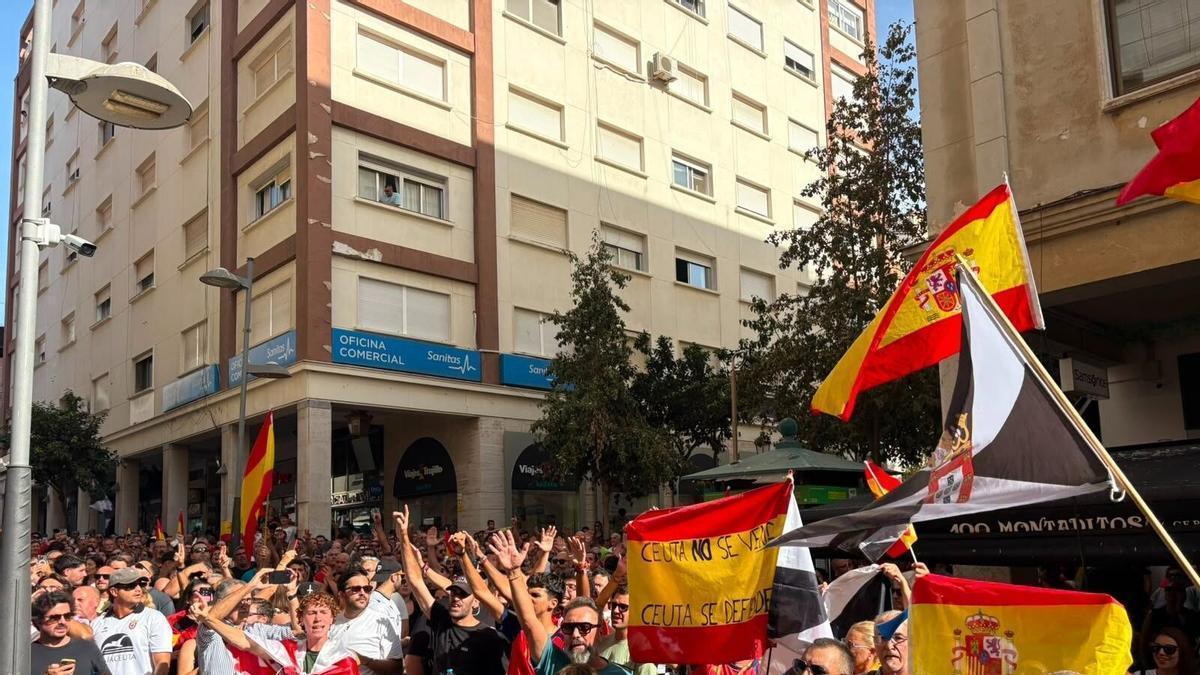 25/08/2026 Centenares de ceutíes marchan contra la gestión del Gobierno de la crisis migratoria . Centenares de personas han salido este martes a la calle para protestar contra la gestión del Gobierno central ante la crisis migratoria que atraviesa Ceuta y contra la intención del Estado de utilizar distintas instalaciones de la ciudad autónoma para acoger a migrantes. POLITICA GABRIELA SARDÁ-EUROPA PRESS