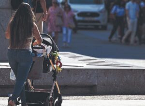 L&rsquo;allaitement est meilleur que l&rsquo;allaitement au biberon : comment les « mamans influenceuses » nourrissent la maternité traditionnelle et les guerres entre mères