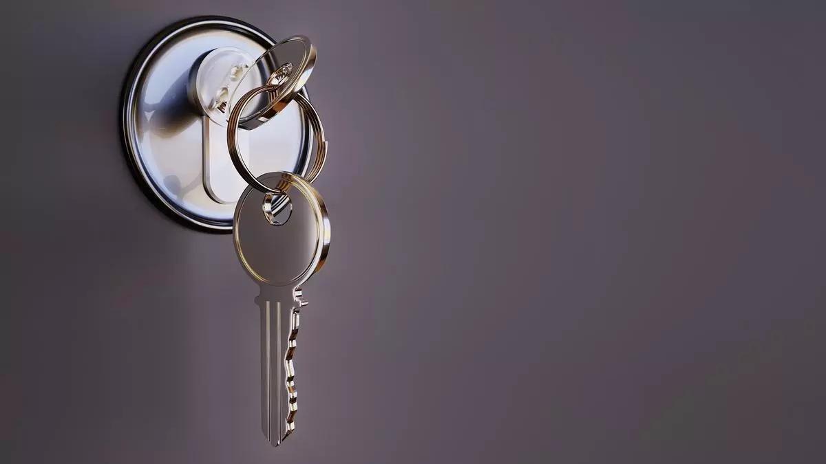 El aviso de un experto en seguridad sobre un hábito muy habitual: "No dejes la llave puesta en la cerradura por la noche".