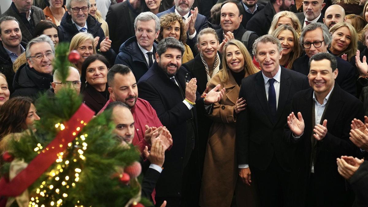 El líder del PP, Alberto Núñez Feijóo, con varios de los presidentes autonómicos del PP