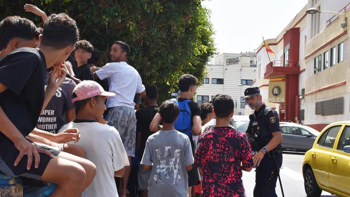 Un grupo de menores espera para ser filiado en una comisaría de la Policía Nacional, a 10 de agosto de 2026, en Ceuta (España).