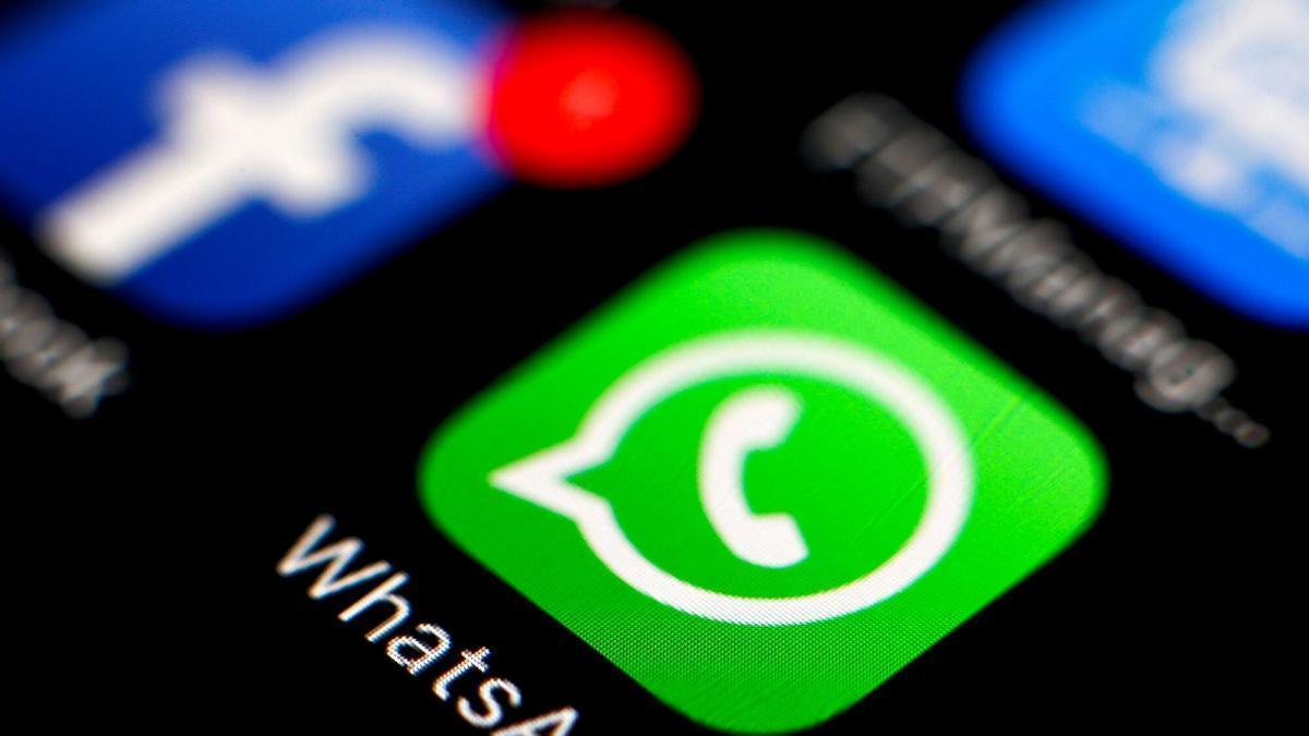 Imagen de un móvil con los iconos de las aplicaciones Whatsapp y Facebook.