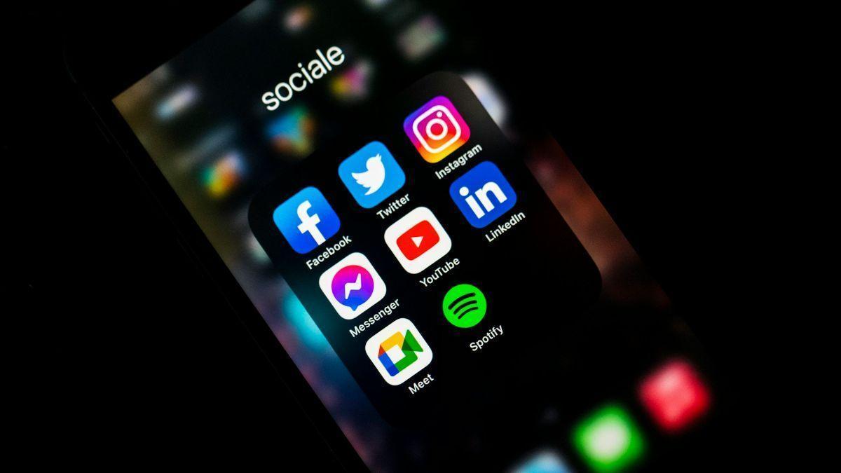 Imagen de archivo de un móvil con aplicaciones de redes sociales