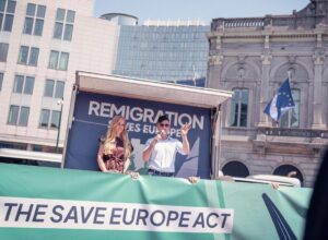 Qu’est-ce que la loi Save Europe ? 5 clés de la campagne menée par les suprémacistes blancs pour défendre les déportations massives