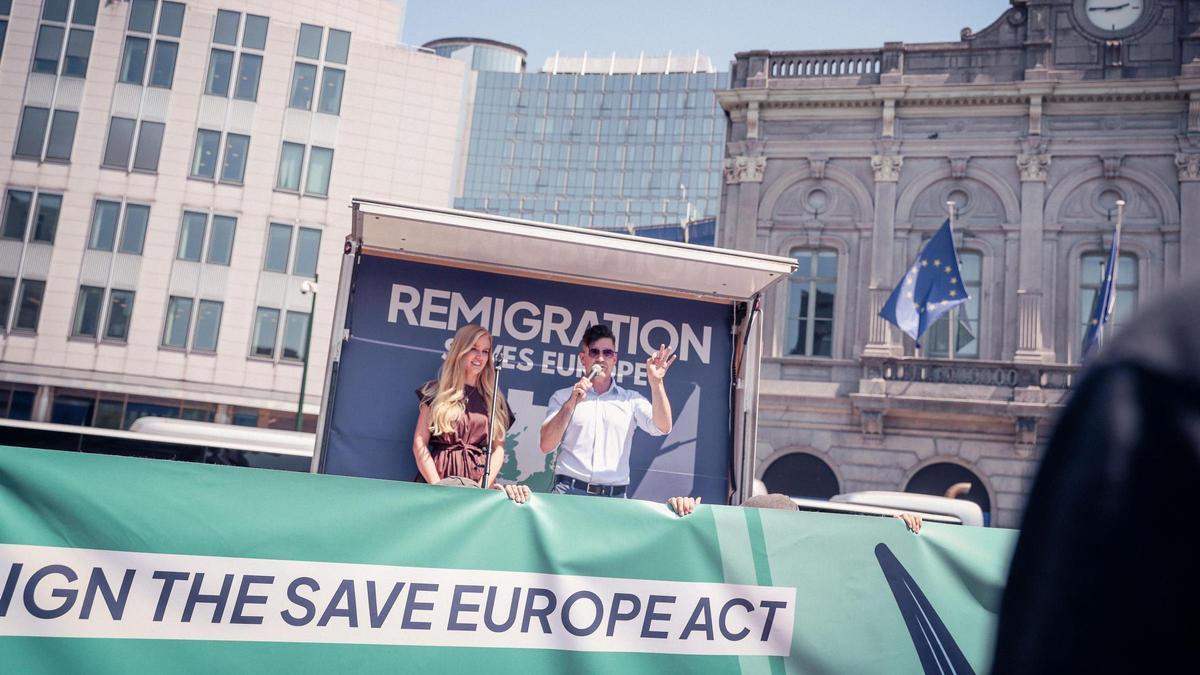 Los fundadores de Save Europe Act, Eva Vlaardingerbroek y Martin Sellner, en una protesta en Bruselas.
