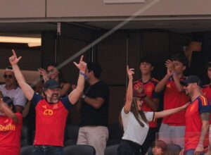 Rosalía, Chino Darín et Javier Bardem célèbrent avec émotion et t-shirts la victoire de l&rsquo;Espagne à la Coupe du Monde