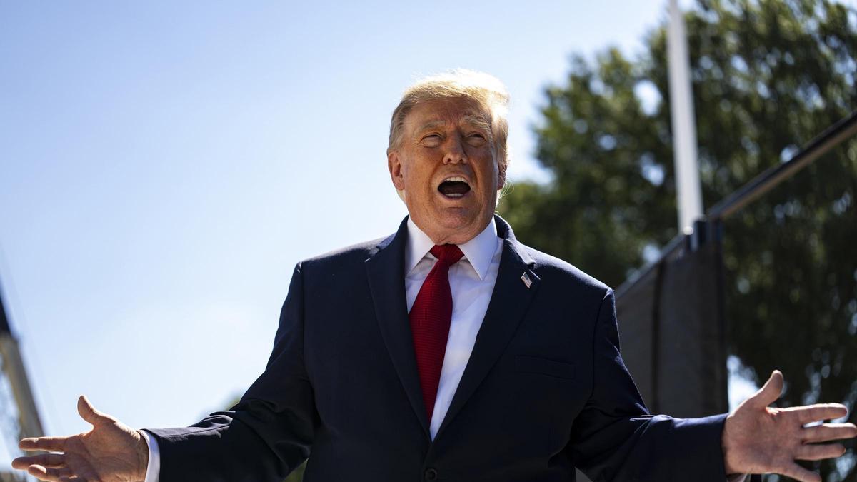 August 19, 2026, Washington, District Of Columbia, USA: WASHINGTON, DC - AUGUST 19: US President Donald Trump speaks to members of the media while touring the White House helipad construction on the South Lawn of the White House in Washington, DC, US, on