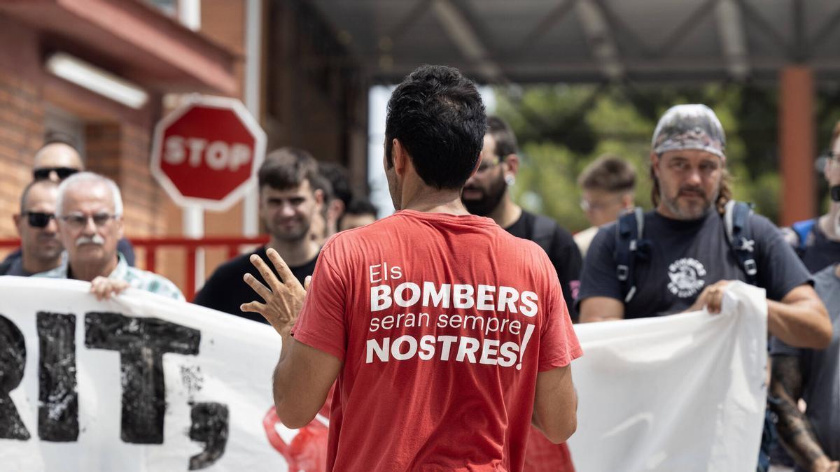 Manifestación de los Bomberos en la UAB, en contra del 40% de reserva de plazas para mujeres en Bombers de la Generalitat