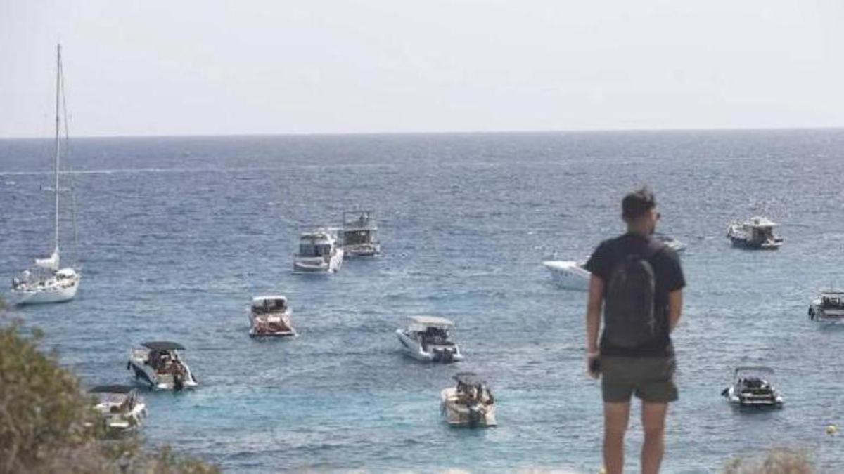 Una cala en Mallora llena de barcos.