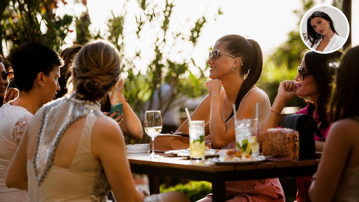 Un grupo de amigas en un bar.