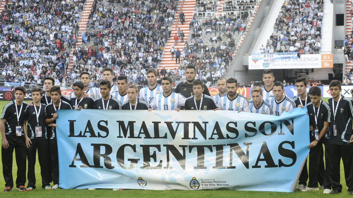 La plantilla de la selección Argentina muestra una pancarta en apoyo a la reclamación de su país de las islas Malvinas antes del juego amistoso llevado a cabo el 7 de junio de 2014, ante el equipo de Eslovenia, en el estadio Único, en La Plata (Argentina).