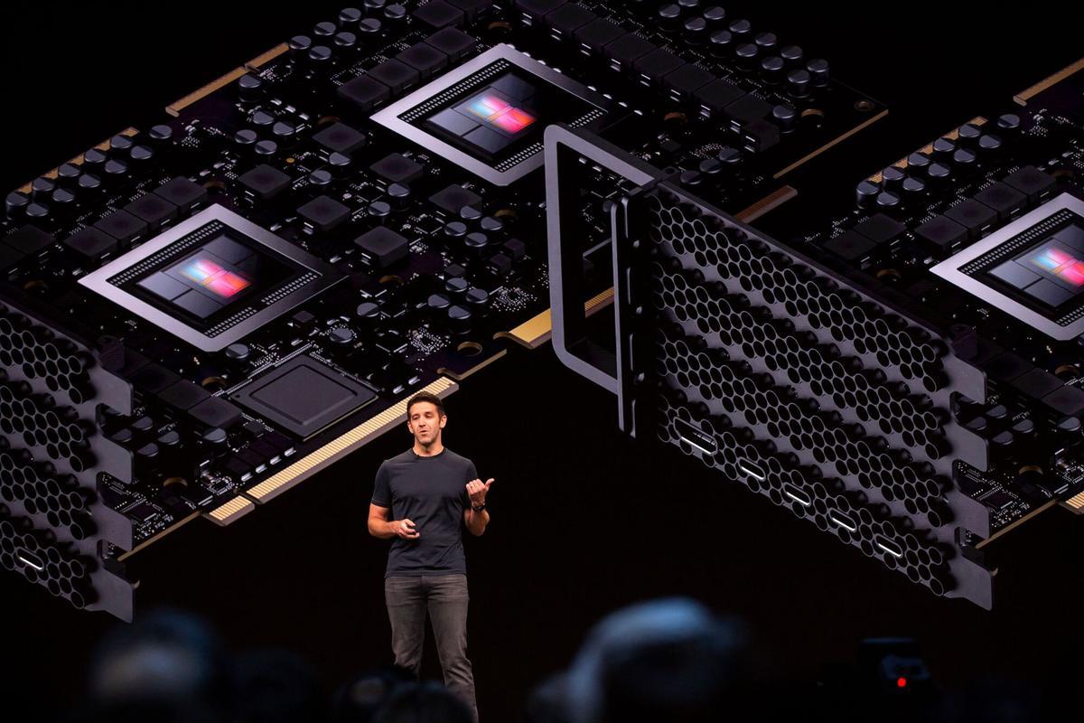 (FILES) Le vice-président de l'ingénierie matérielle d'Apple, John Ternus, discute du matériel interne du Mac Pro lors de la conférence mondiale des développeurs d'Apple (WWDC) à San Jose, en Californie, le 3 juin 2019. Le directeur général d'Apple, Tim Cook, remet les rênes de l'entreprise à son vice-président de l'ingénierie matérielle, John Ternus, le 1er septembre 2026. Cook a passé près de trois décennies chez Apple, qu'il dirige en tant que PDG depuis 2011. (Photo de Brittany Osée-Petit / AFP)