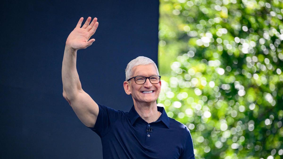 El director ejecutivo de Apple, Tim Cook, saluda durante su última aparición en la Apple Worldwide Developers Conference (WWDC) de 2026.