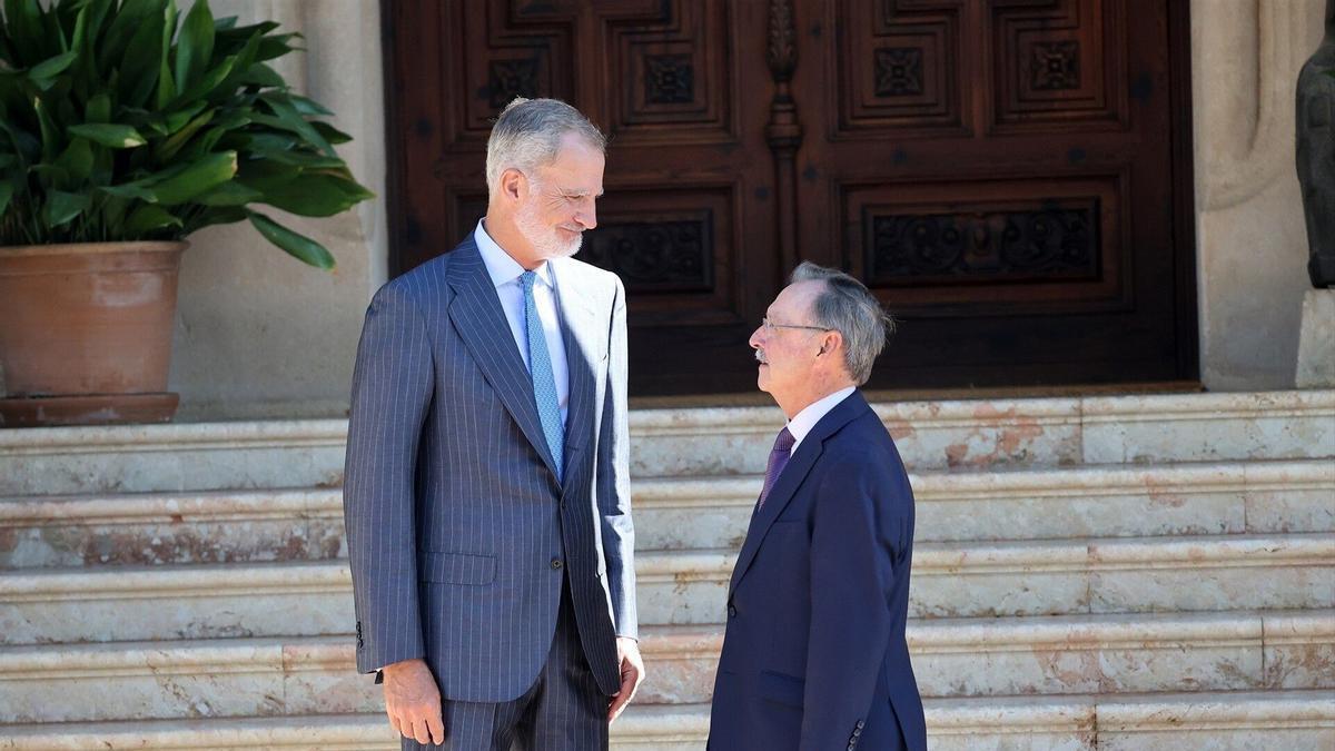 06/08/2026 El Rey VI junto a Juan Jesús Vivas Lara, presidente de la Ciudad Autónoma de Ceuta, en el Palacio de Marivent, a 6 de agosto de 2026, en Palma de Mallorca (Islas Baleares, España).