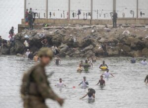 Les cinq jours d&rsquo;affrontements entre le gouvernement et la police à propos de la participation du Maroc à l&rsquo;assaut de Ceuta
