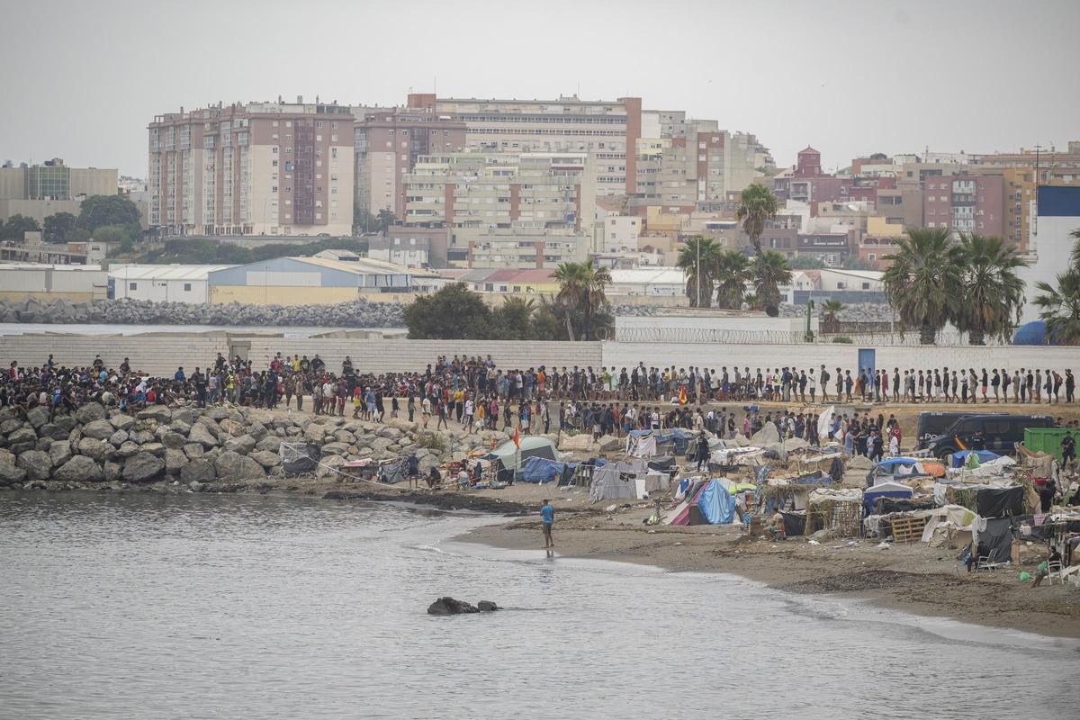 Plusieurs immigrants campaient sur une plage, le 1er septembre 2026, à Ceuta (Espagne).