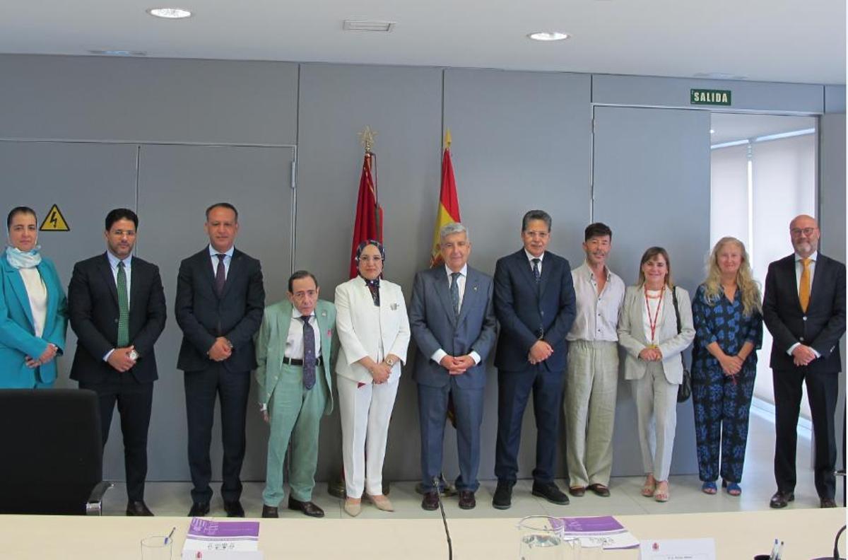 Photo de famille des juges et procureurs du Tribunal national et des tribunaux marocains lors de leur visite à leurs collègues à Madrid