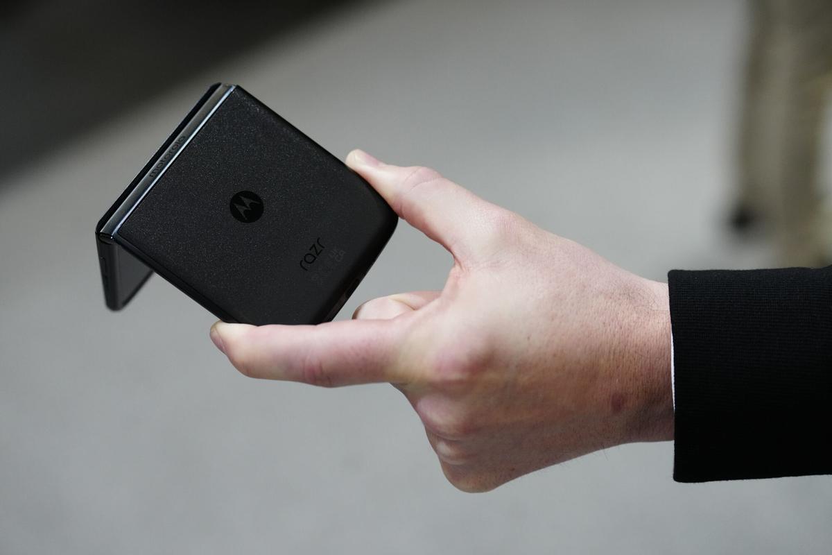 Le Motorola Razr, le téléphone mobile pliable de la marque appartenant à Lenovo, présenté au Mobile World Congress (MWC) en 2023.