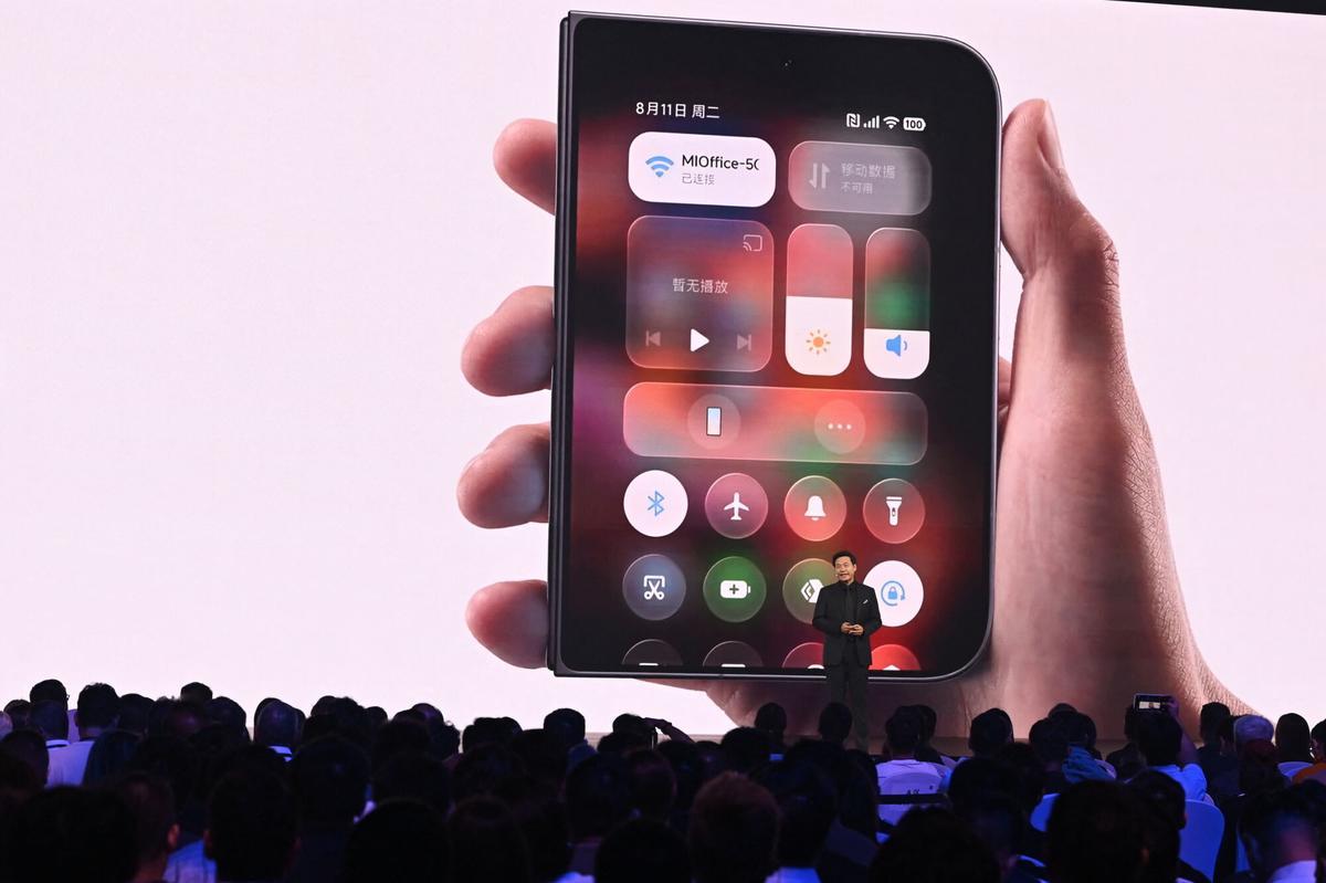 Lei Jun, PDG de Xiaomi, présente le nouveau Xiaomi 18 Fold, l'engagement de l'entreprise chinoise en faveur des téléphones mobiles pliables.