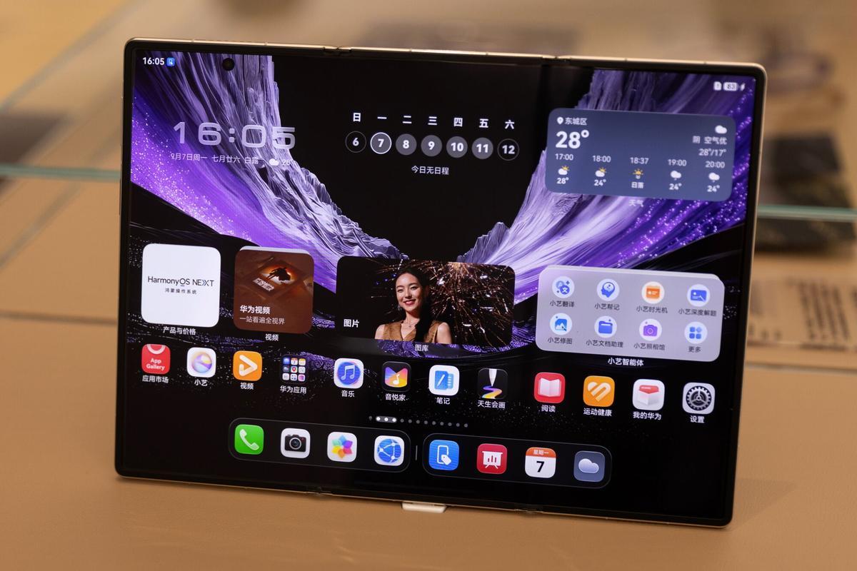 Huawei présente son Huawei Mate XT2, un téléphone mobile doté d'un triple écran pliable, lors d'un événement à Pékin le 7 septembre 2026.