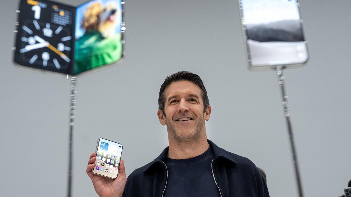 John Ternus, director ejecutivo de Apple, presenta el iPhone Duo, el primer móvil plegable de la compañía.