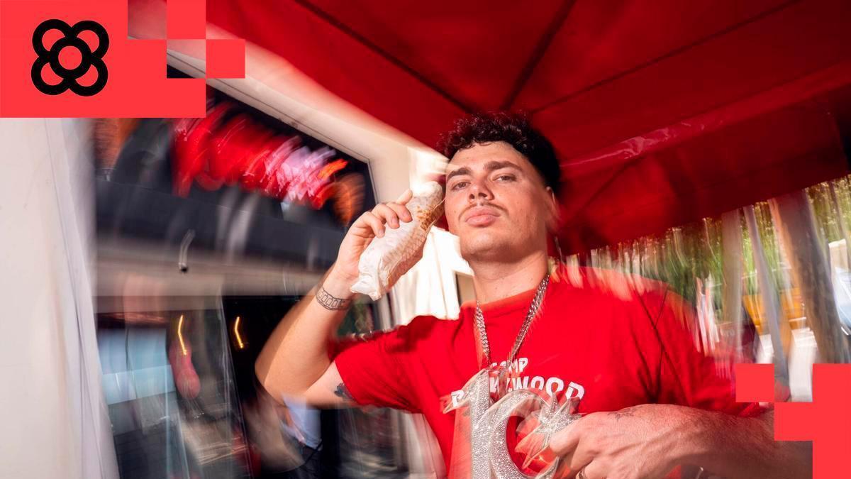 Samu Catalán, fundador y director creativo de Kevabrö, posa durante una entrevista con motivo de la apertura del tercer establecimiento de la marca en Barcelona. La empresa busca reinventar el kebab, tradicionalmente asociado a la comida rápida y nocturna, como un producto gastronómico aspiracional, viral y exportable