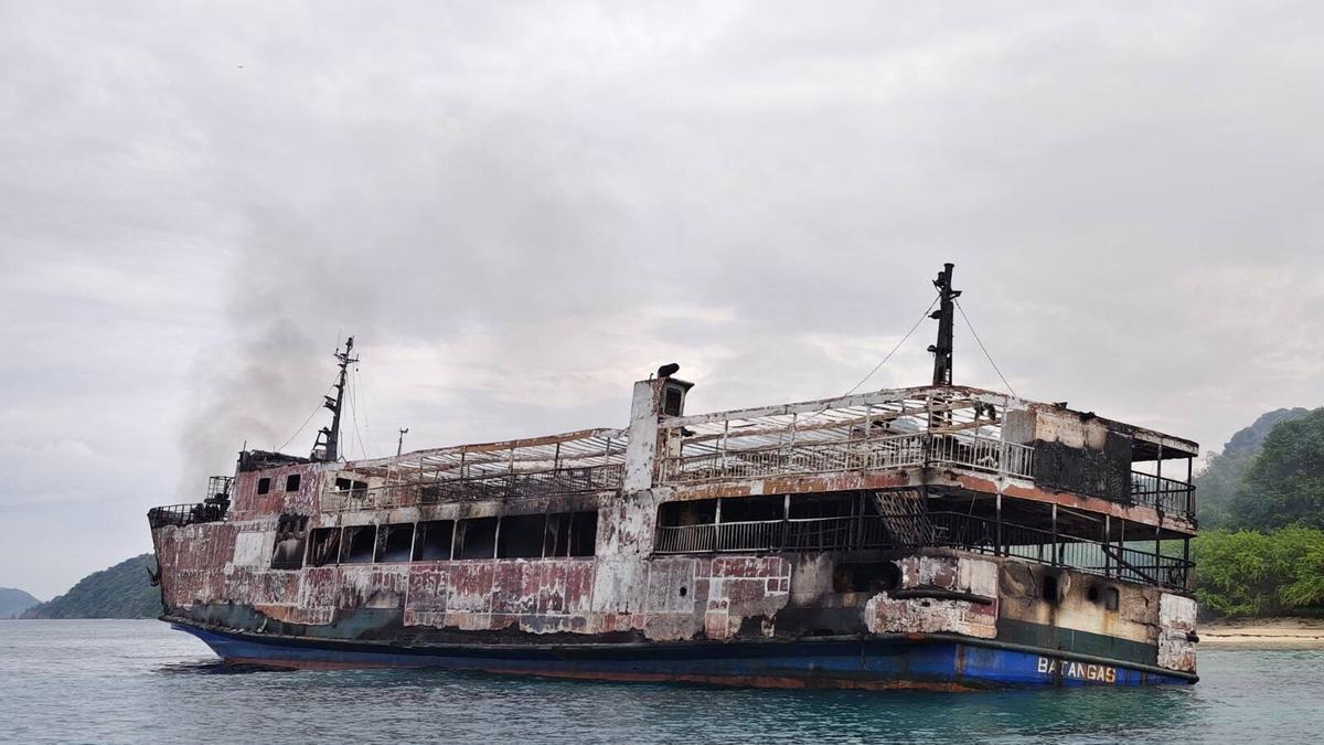 Fotografía del barco de pasajeros incendiado en el oeste de Filipinas.