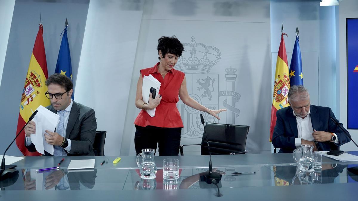 La portavoz del Gobierno, Elma Saiz, junto al vicepresidente primero, Carlos Cuerpo, y el ministro de Política Territorial, Ángel Víctor Torres, en la rueda de prensa posterior al Consejo de Ministros.