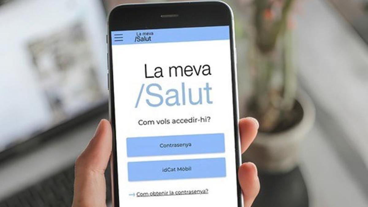 Un móvil con la aplicación La Meva Salut.