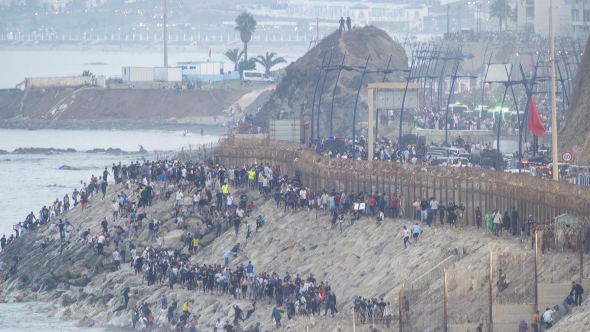 Immigrants a la frontera entre el Marroc i Espanya, a Ceuta, el 31 de juliol.