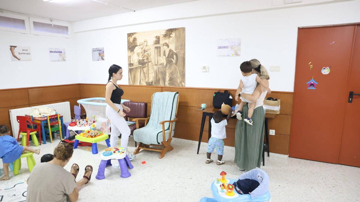 Clase con niños pequeños, educadores y familiares.