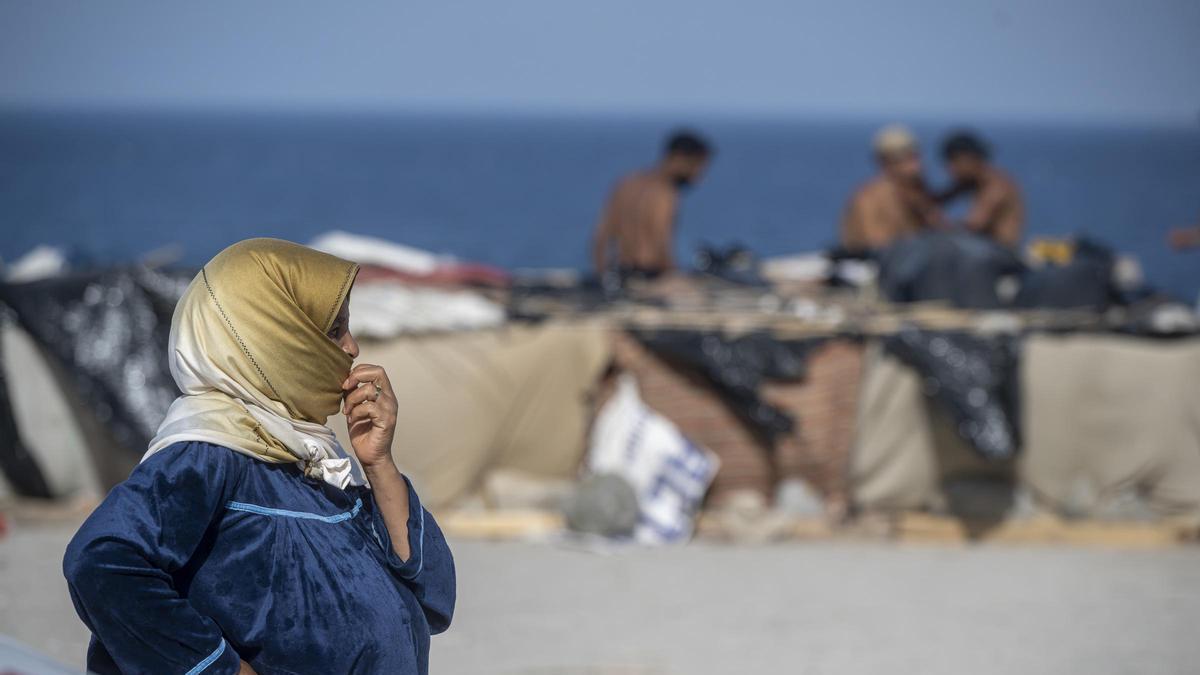 Una persona migrante asentada en la playa del Trampolín.