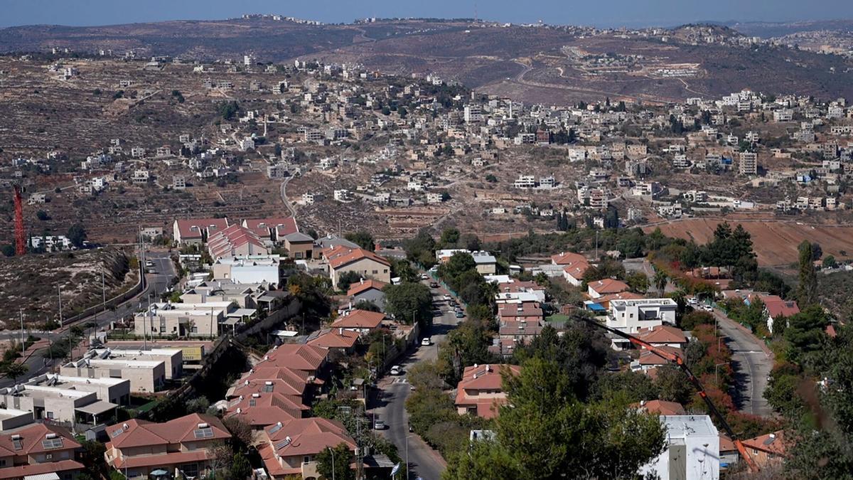 Vista aérea del asentamiento judío de Eli, reconocible por los tejados rojos de sus casas, situado en la Cisjordania ocupada.