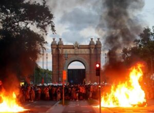 Les Mossos arrêtent 18 personnes, dont dix mineurs, lors des émeutes après la manifestation antifasciste à Barcelone