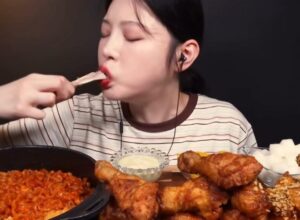 L&rsquo;influenceuse chinoise Chen Ziyi, connue pour manger de grandes quantités de nourriture sur ses réseaux sociaux, est décédée à 24 ans